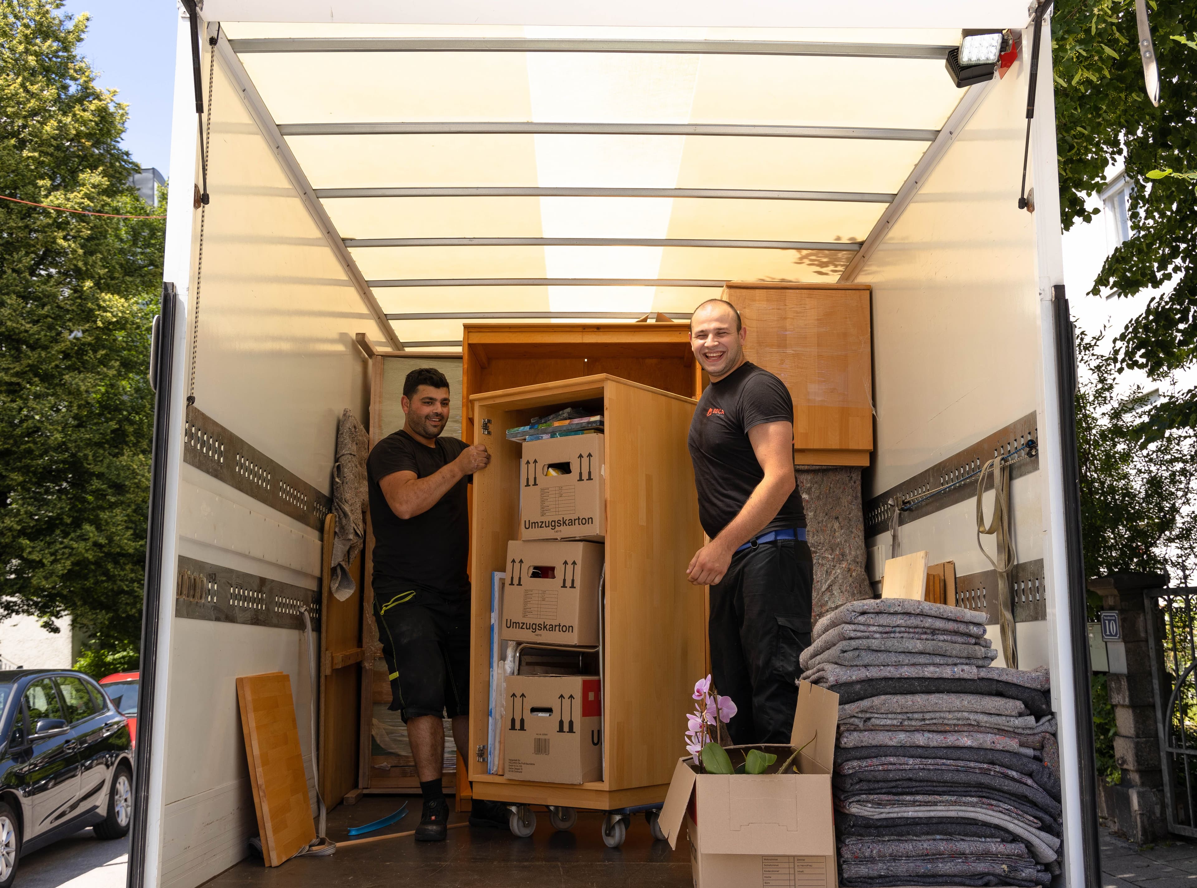 BECA Umzugshelfer laden Möbel für einen Umzug in München