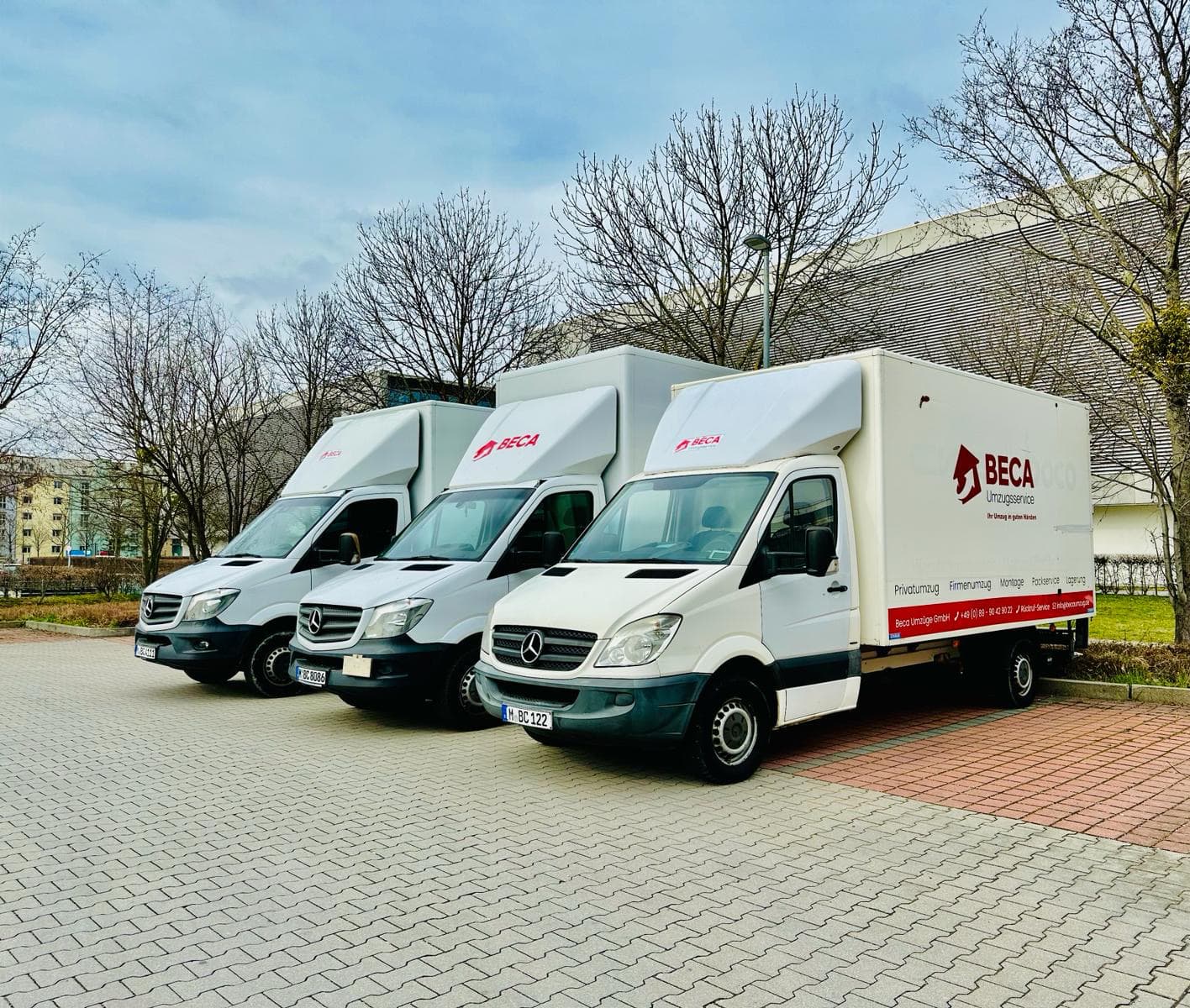 Professionelle Umzugshelfer tragen Kartons in einer hellen Wohnung